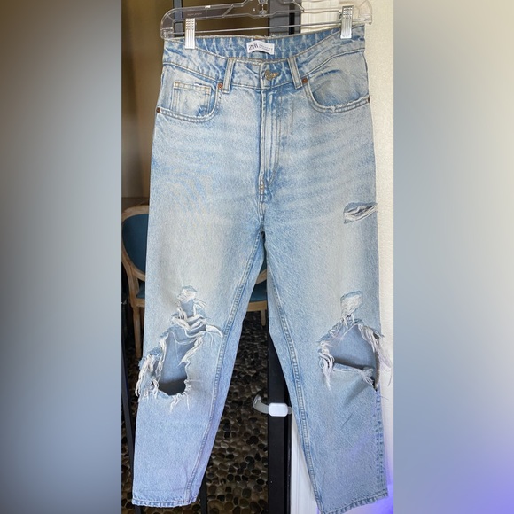 💙 ZARA Distressed Boyfriend Light Wash Jeans 8 - Picture 4 of 8